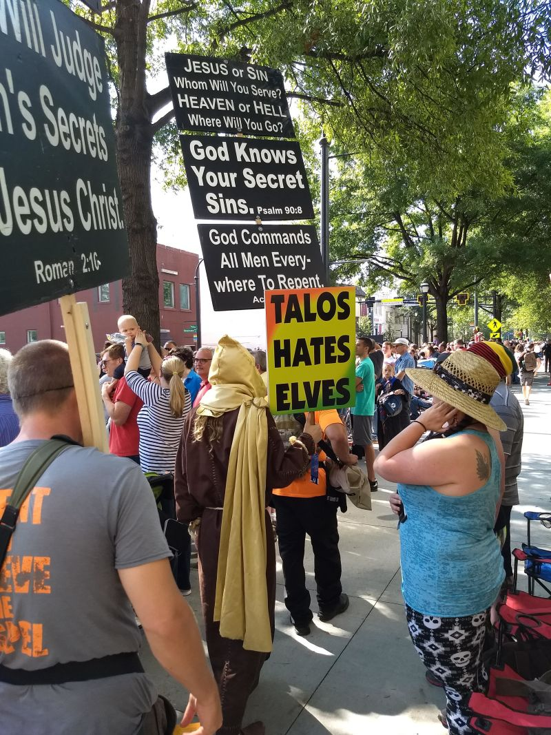Illustration for article titled Este cosplayer lleva años colándose en manifestaciones de radicales cristianos disfrazado de sacerdote de Skyrim